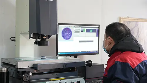 مع الرؤية الحادة والتوجيه الدقيق، فإننا نؤسس بقوة خط الدفاع عن الجودة للقوالب.